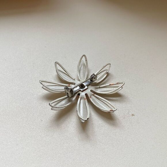 Vintage Retro White and Pink Flower Brooch - Flower Power Pin - Picture 4 of 5